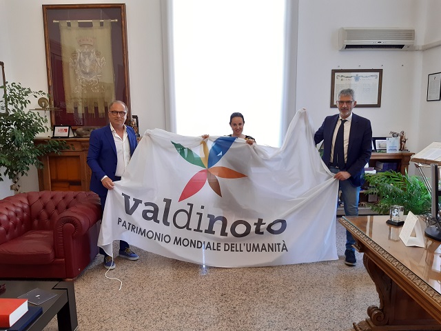 Donata al Comune di Ragusa la bandiera raffigurante il logo della candidatura del Val di Noto a Capitale Italiana della Cultura 2020
