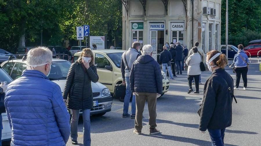 Code lunghissime, chilometriche, anche per semplici operazioni bancarie. Com’è cambiata la quotidianità a Ragusa