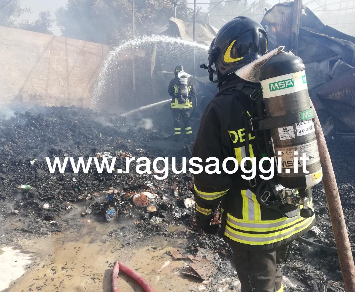 Incendio alla Trasporti Carnazza alla zona industriale di Ragusa (Video)