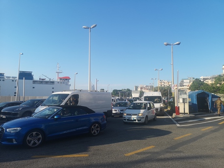 Via libera alla circolazione fra Regioni: e in Sicilia già code sulle Stretto