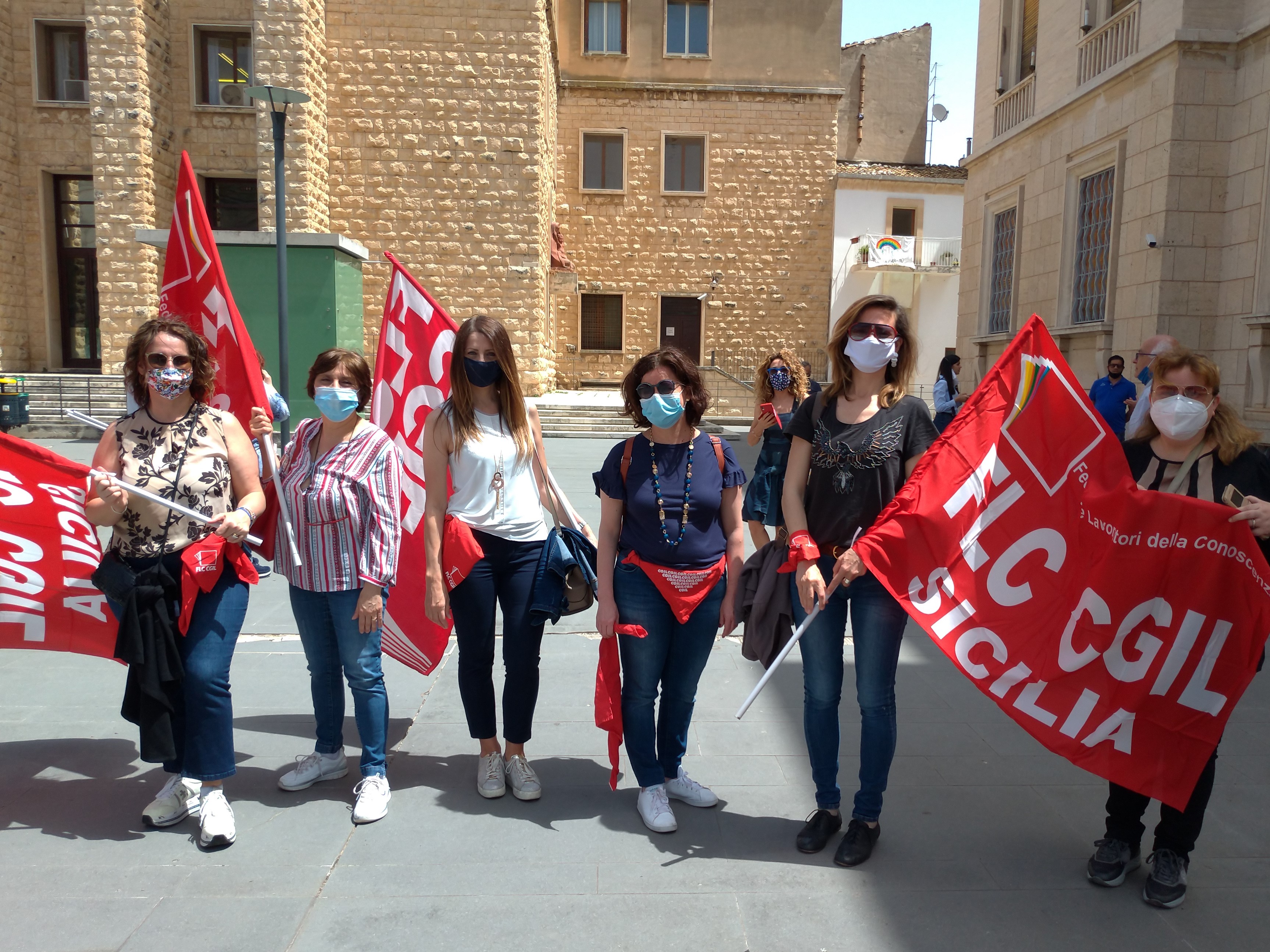 Flash mob stamani a Ragusa: “Riaprire le scuole a settembre, ma niente classi pollaio”
