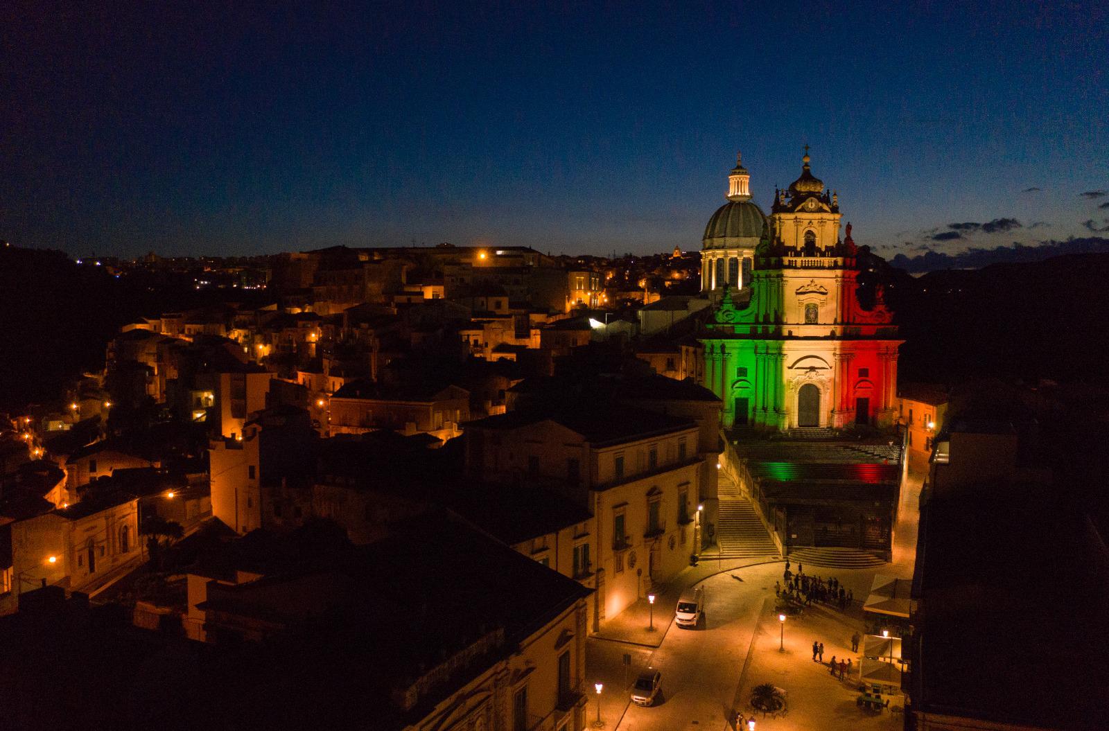 Il prospetto del Duomo di San Giorgio illuminato dal Tricolore