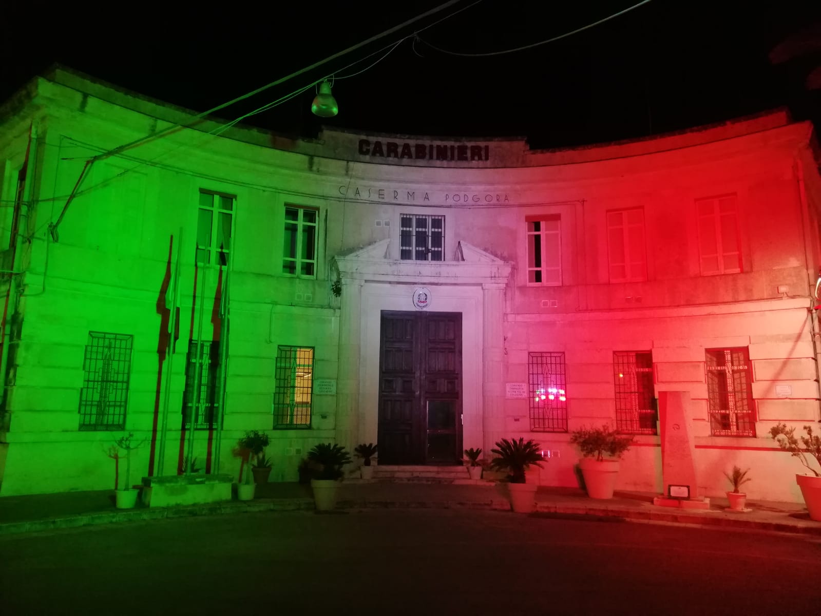206° anniversario della Fondazione dell’Arma dei Carabinieri: la sede provinciale s’illumina con il tricolore
