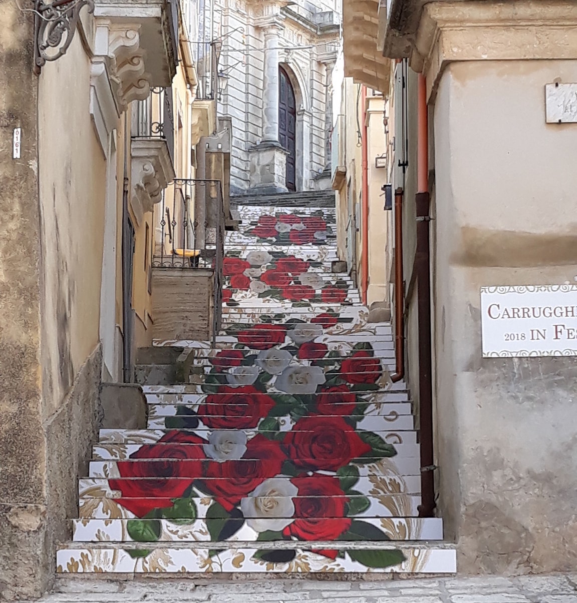Entra nel vivo a Chiaramonte la festa di San Giovanni con la decorazione della scalinata