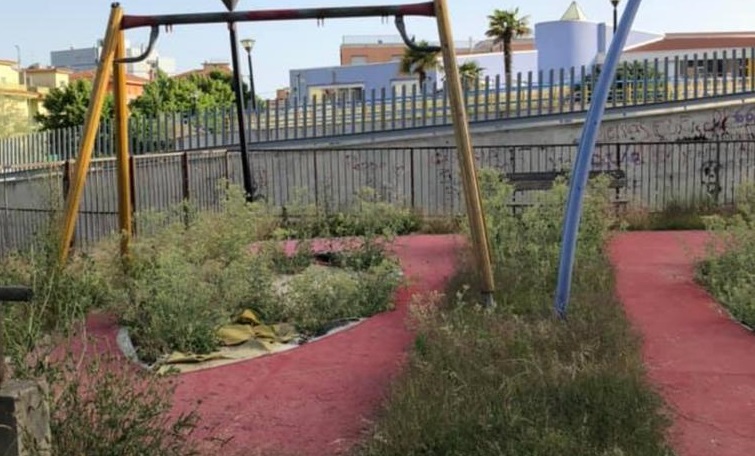 L’area giochi vicino la scuola Palazzello? Piena di erbacce