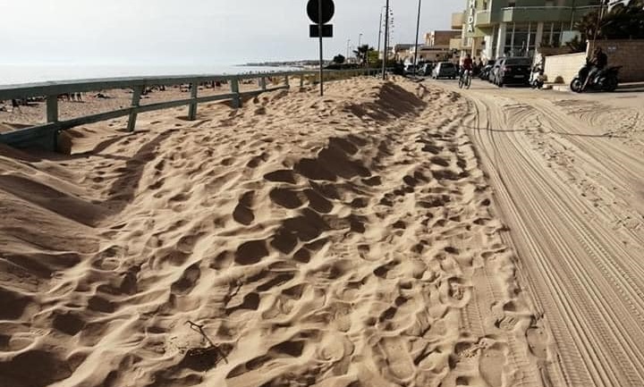 Forse non ci credete, ma questa è Scoglitti. Le vie d’accesso completamente insabbiate. FOTO