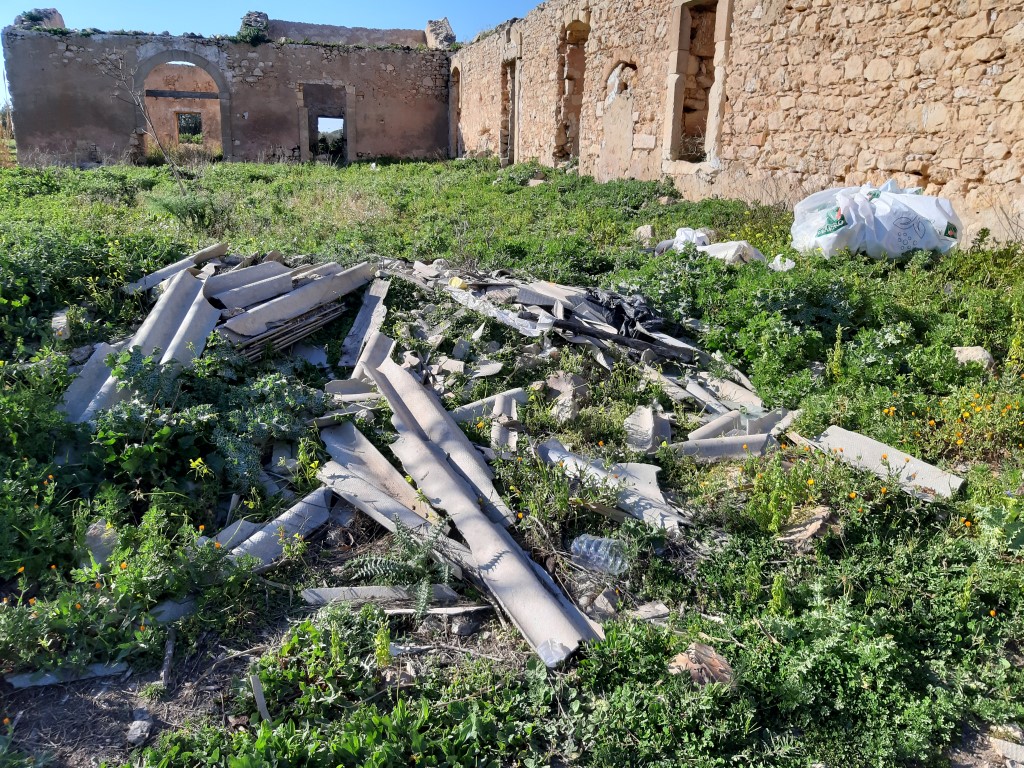 Era ora: si provvede alla rimozione di amianto e altri rifiuti dalle strade provinciali ed extraurbane