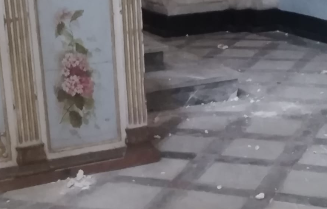 Distacco di calcinacci all’interno del Duomo di San Giorgio a Modica. La cappella era stata appena restaurata.