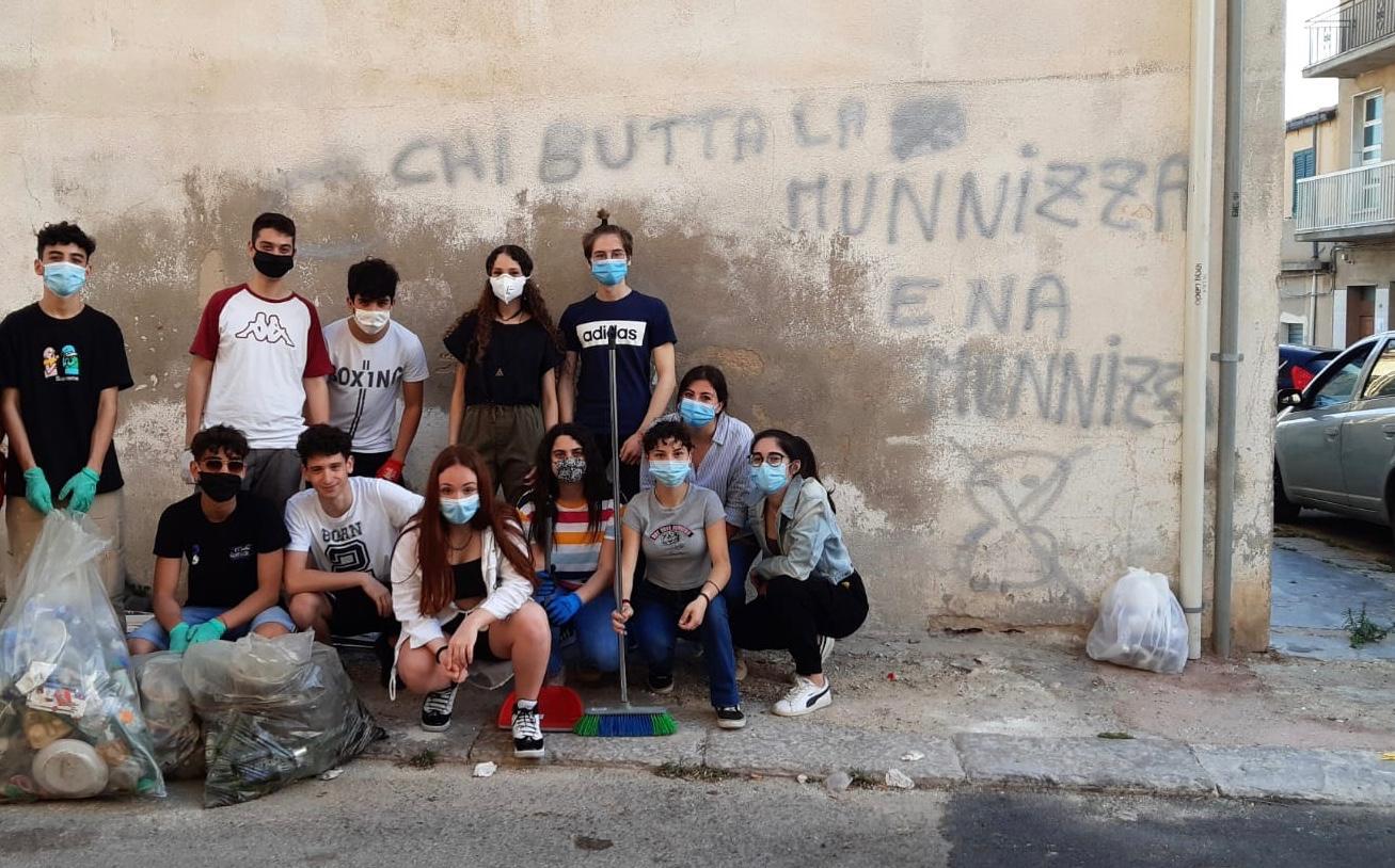 “Non c’è futuro senza impegno”: 14 ragazzi hanno pulito alcune zone di Vittoria