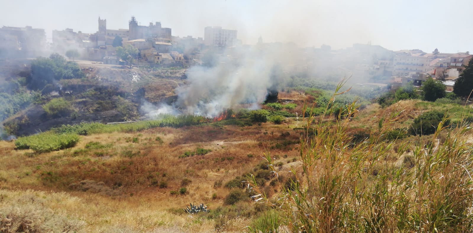 Fiamme nella Valle dell’Ippari hanno minacciato il quartiere San Giovanni di Vittoria
