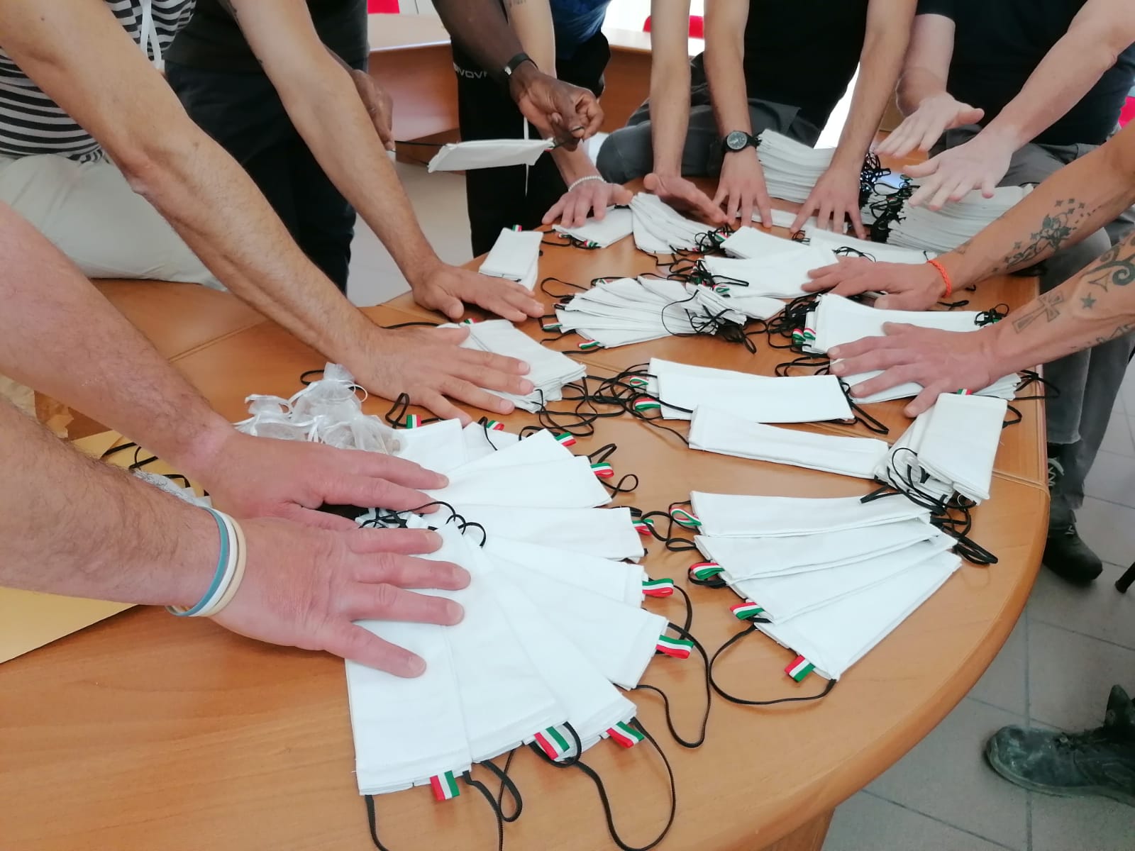 Dai detenuti di Ragusa le mascherine realizzate a mano in dono alle case di cura per anziani di Ragusa