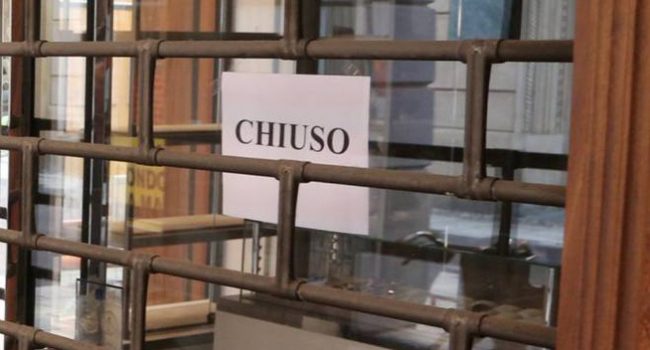 Anche gli ultimi due esercizi commerciali hanno lasciato Largo Gramsci a Scicli