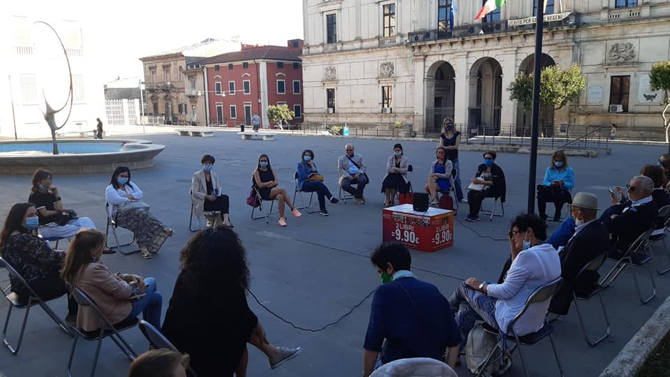Piazza Poste a Ragusa ospita il gruppo di lettura L’ora dei Libri