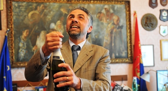 Quando la mano destra non sa cosa fa la sinistra: Abbate cercava il vandalo delle giostre del Sacro Cuore, ma era stato l’ufficio manutenzione a toglierle
