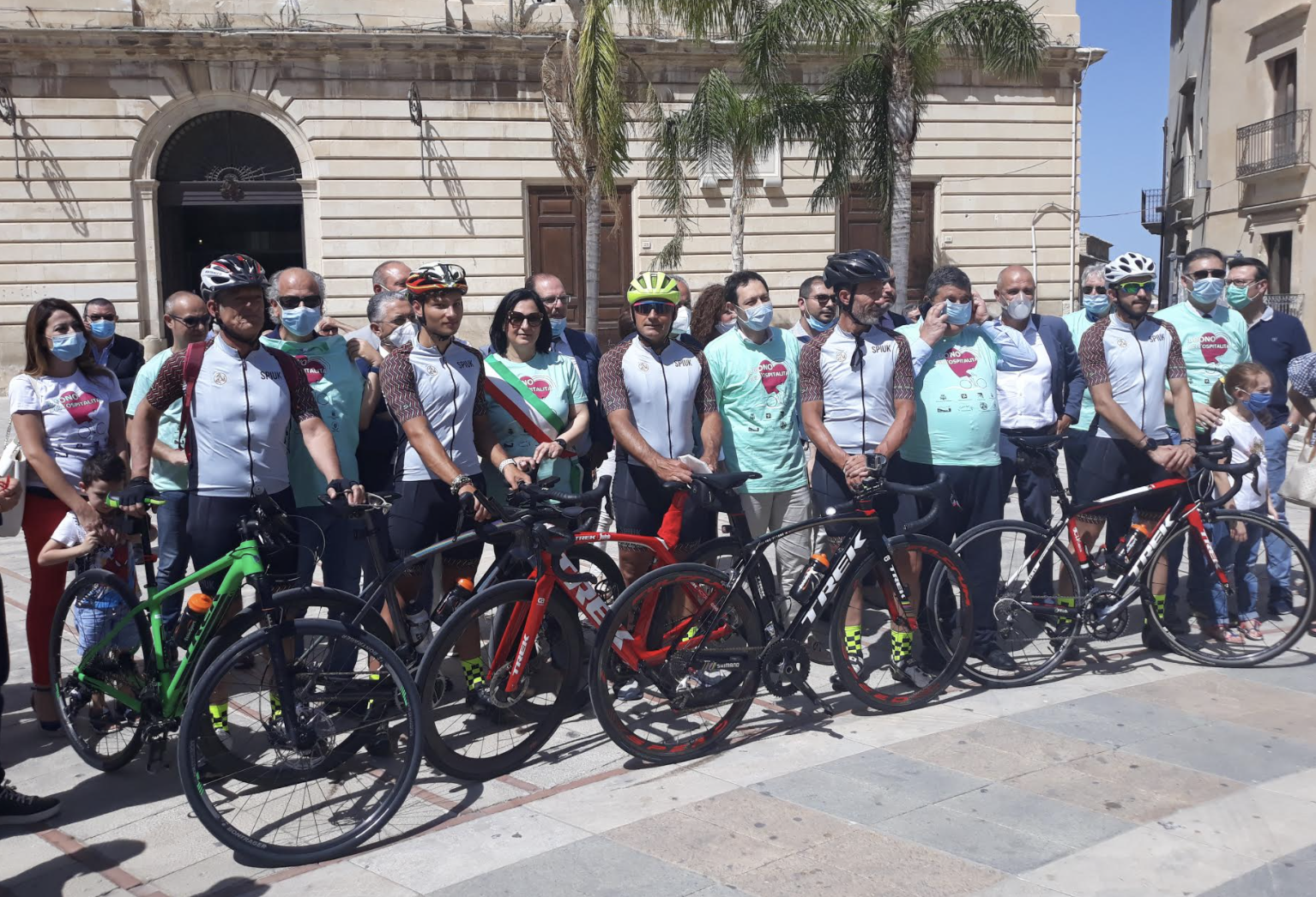 Partiti da Comiso i ciclisti che attraverseranno l’Italia per offrire vacanze ai medici della Lombardia