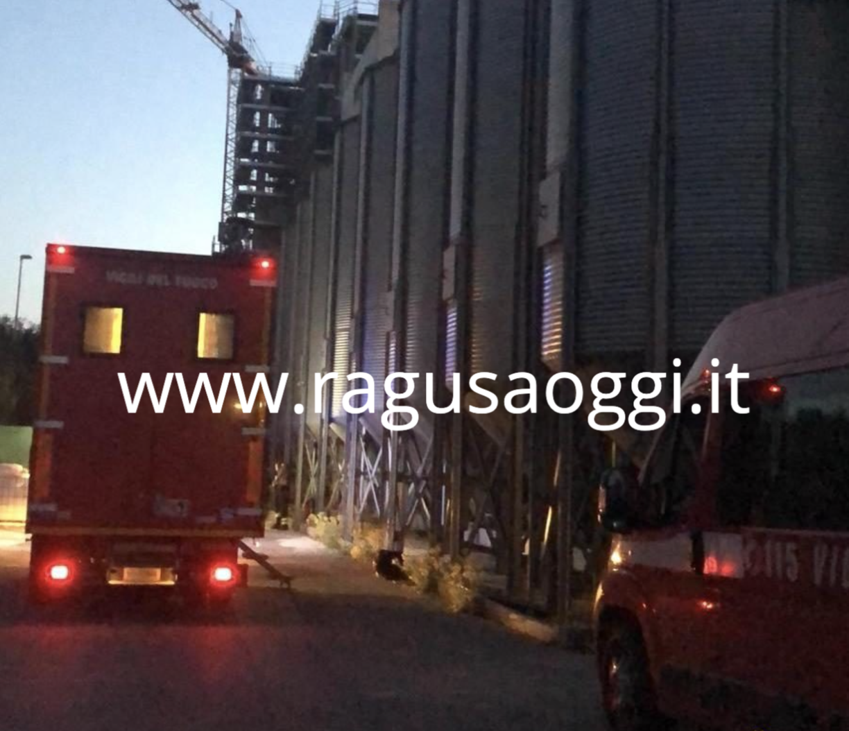 Incendio allo stabilimento Lbg produzione carrube a Ragusa. Operai all’interno