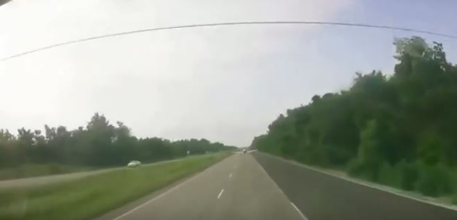 Louisiana, aereo atterra sull’autostrada: la scena è incredibile. VIDEO
