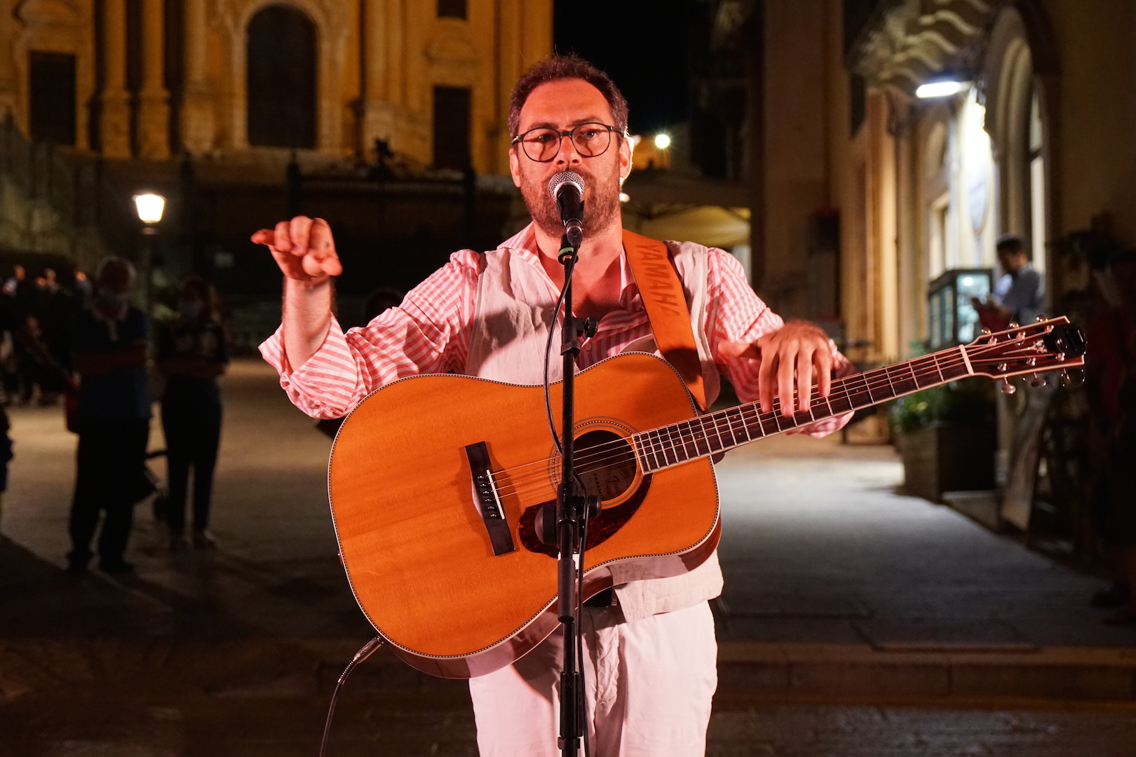 Un canto all’amore con Mario Incudine e la sua serenata itinerante AffacciaBedda. Questo sabato 18 luglio, serata conclusiva del Donnafugata Street a Ragusa Ibla