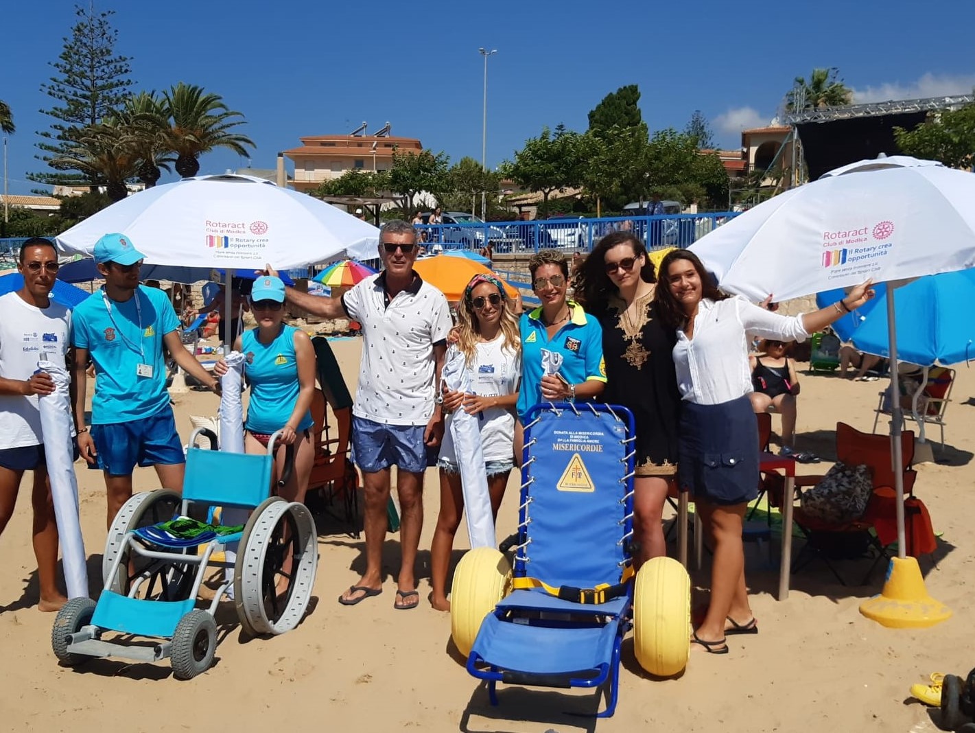 Il Rotaract club dona ombrelloni da destinare alle piattaforme diversamente abili. A Marina di Modica