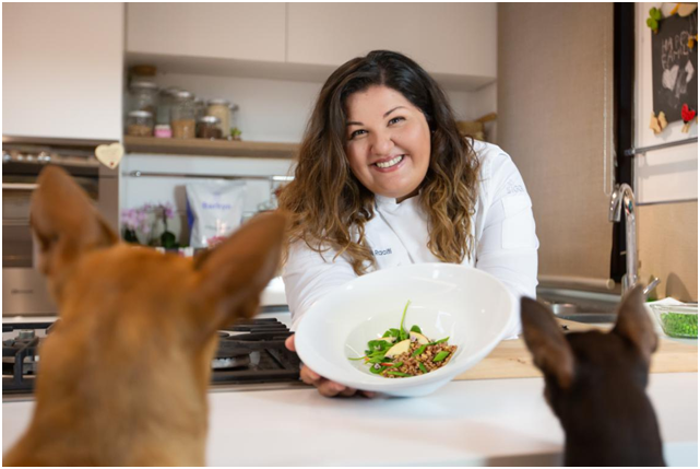 “L’amore inizia dalla ciotola”: il primo libro di alta cucina per cani. Firmato Valeria Raciti