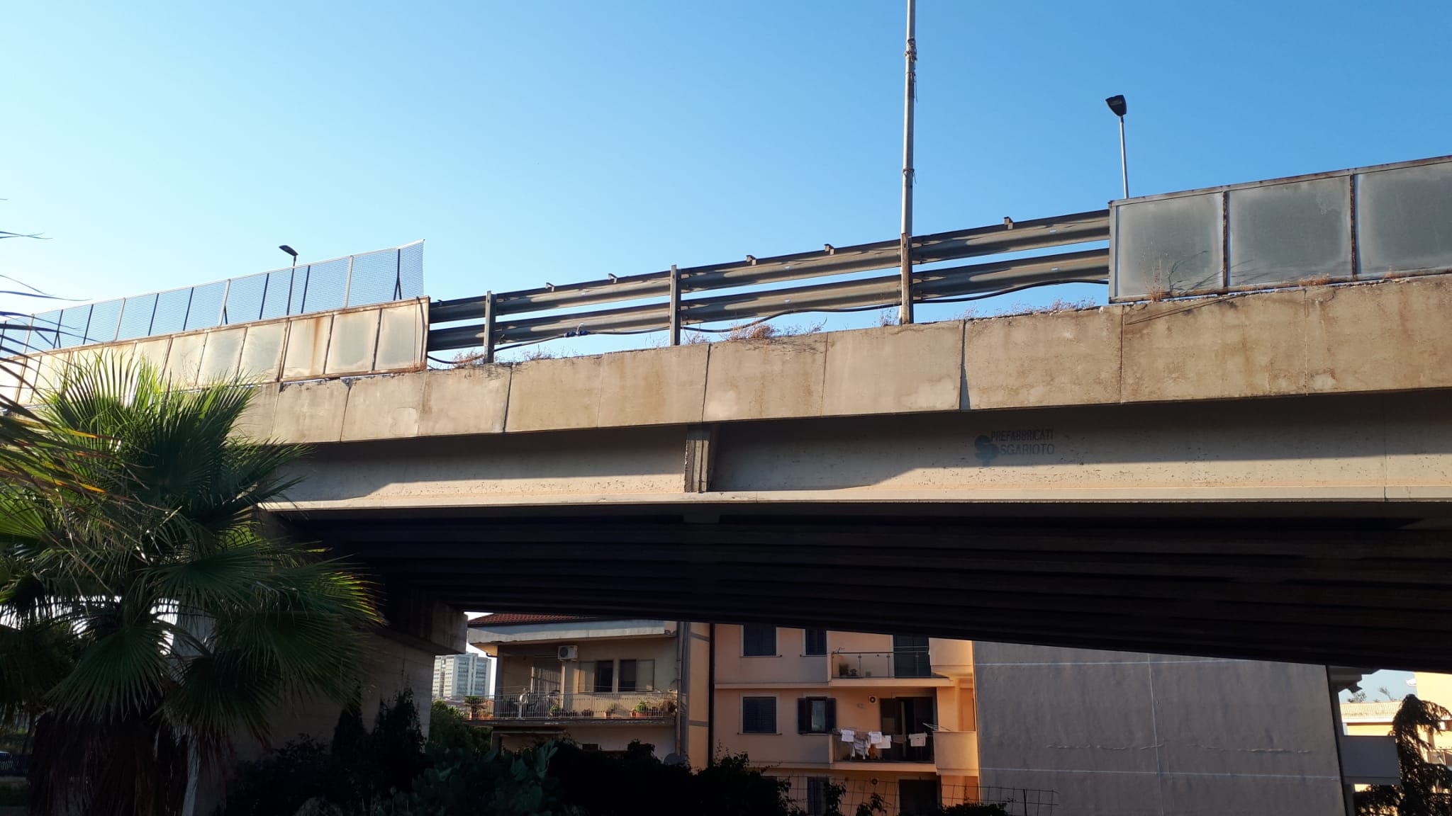 Ragusa: crolla una parte della ringhiera protettiva del cavalcaferrovia di via Epicarmo