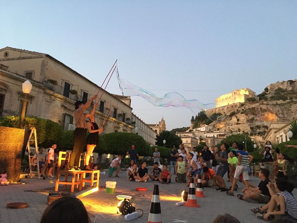 Torna “Vira” a Scicli. Questo giovedì in programma una jam session e il divertimento dei clown dottori di Ci ridiamo sù