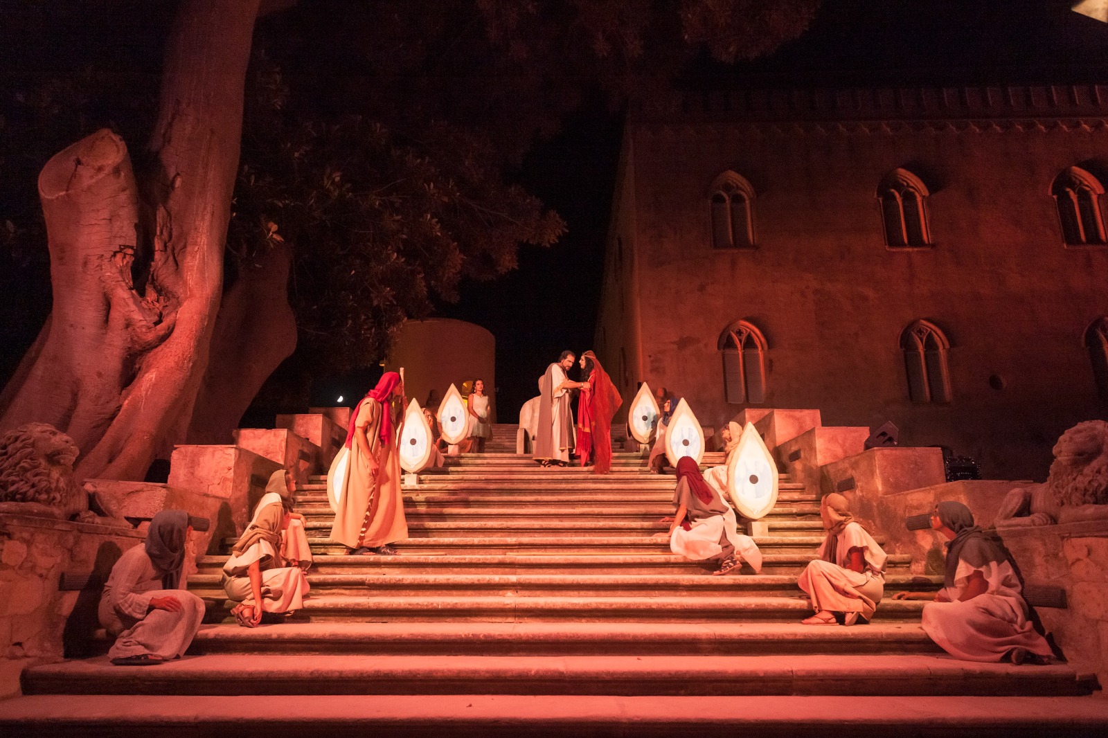 Grande ritorno della Compagnia Godot di Ragusa. Il 22 luglio al Castello di Donnafugata la prima di Cafè Comique per Palchi Diversi Estate al Castello