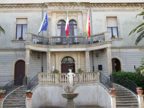 Cura dimagrante al comune di Chiaramonte: dopo il dissesto avrà solo 49 dipendenti. L’escamotage per evitare licenziamenti e mobilità
