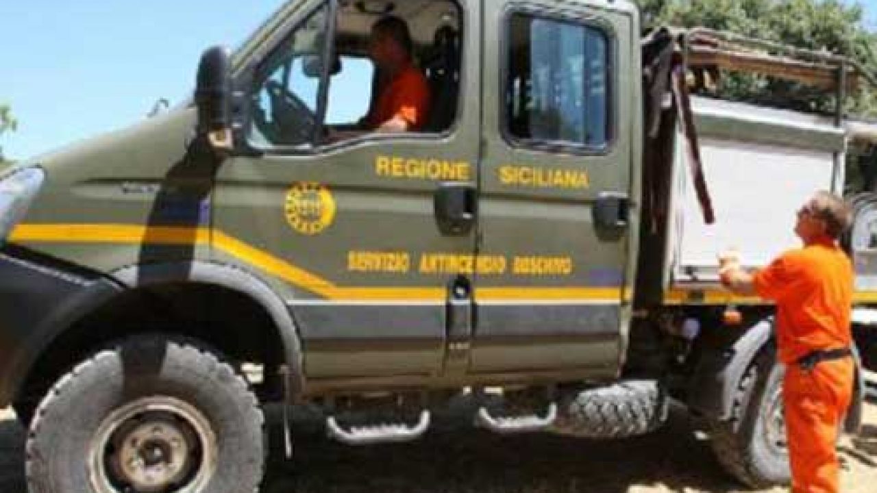 Salvata dalle fiamme la vasta zona della Fiumara alle porte di Scicli. Fondamentale la postazione della forestale di Mangiagesso