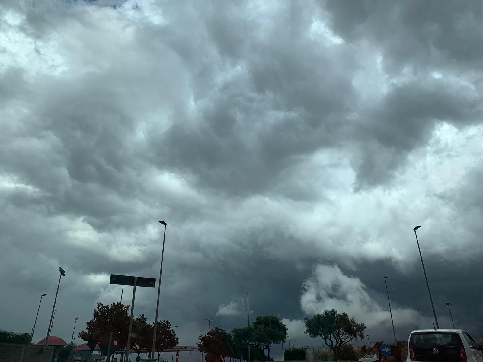 Il cielo plumbeo sopra Ragusa: dopo giorni di caldo afoso, arrivano le piogge