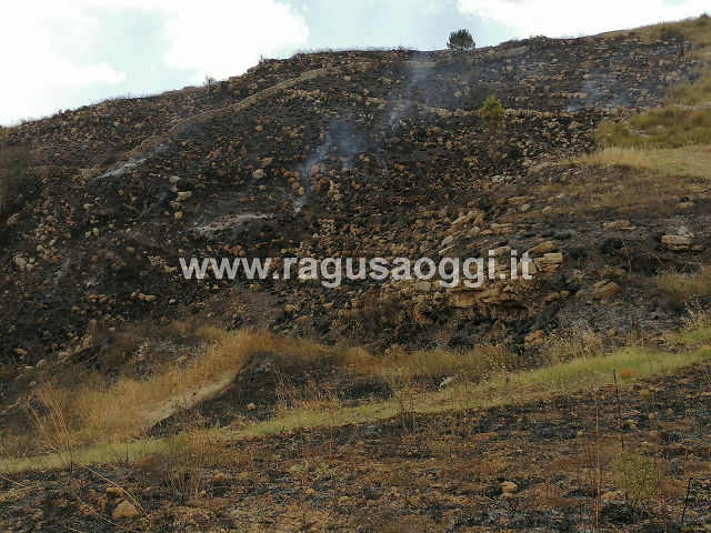 Incendio nel territorio di Monterosso Almo