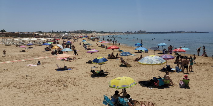 Estate partita sulle spiagge modicane: cittadini segnalano l’assenza dei cestini, il Comune smentisce e annuncia la disinfestazione