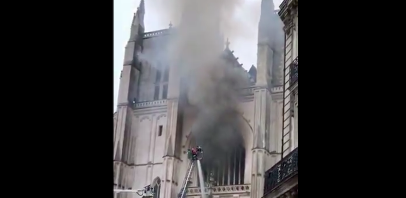 Un grave incendio si è sviluppato nella Cattedrale di Nantes