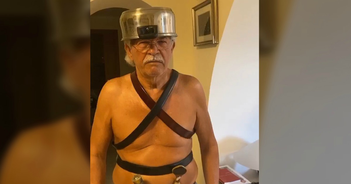 L’ex senatore Antonio Razzi gladiatore con una pentola in testa. Mah. VIDEO