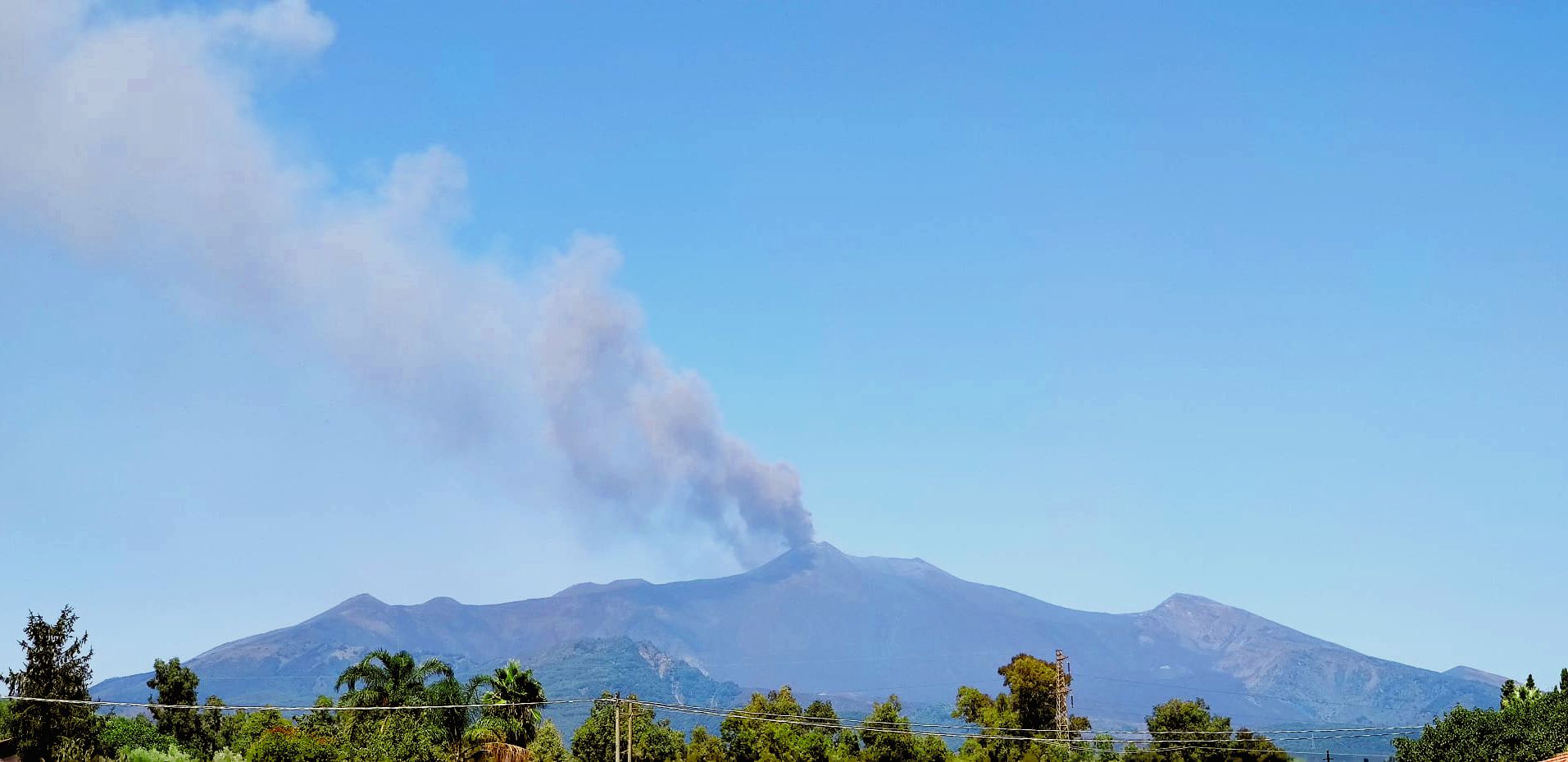 La fumata di Ferragosto: attività stromboliana dall’Etna, dal cratere di sud-est