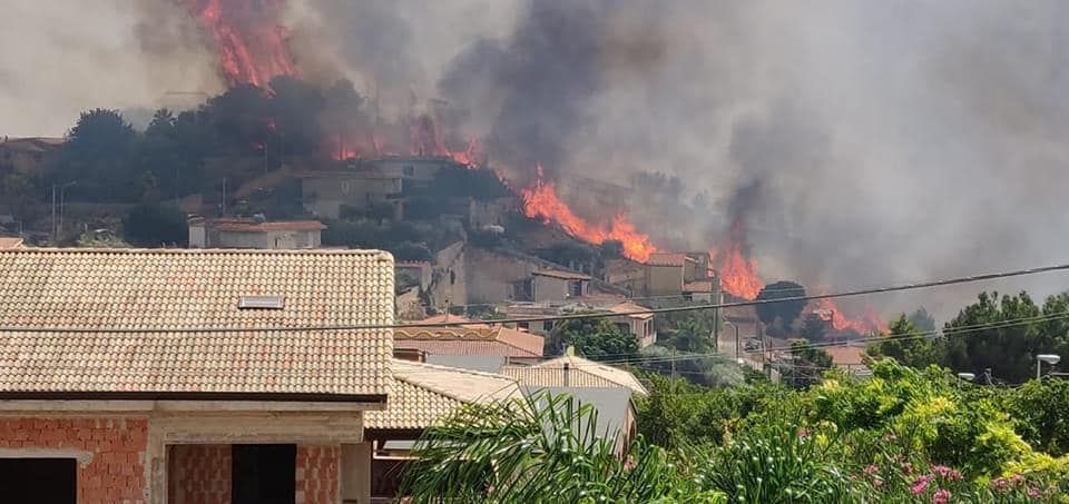 Vasto incendio a Noto, la gente abbandona le proprie case