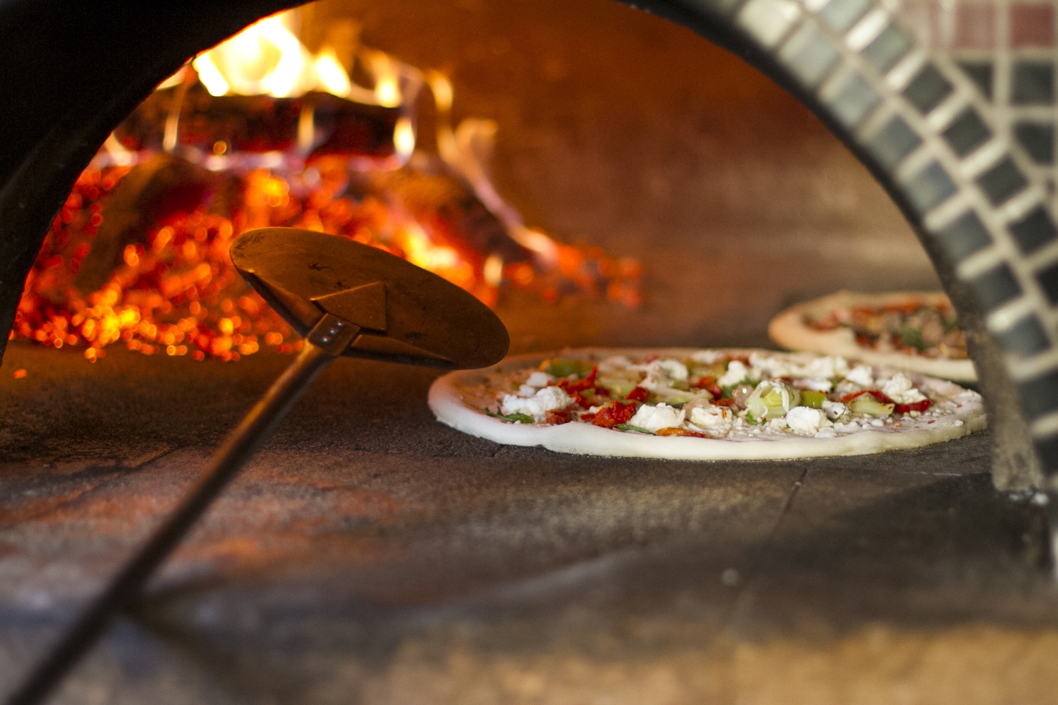 Pizzeria con il lavapiatti in nero, sospesa attività e multa. A Messina