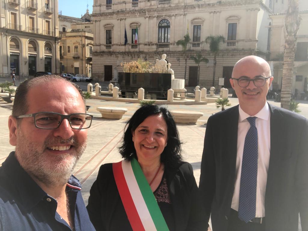 A Comiso il ministro D’Inca celebra matrimonio di una coppia di amici