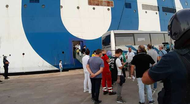 I migranti di Pozzallo trasferiti sulla nave quarantena a Trapani