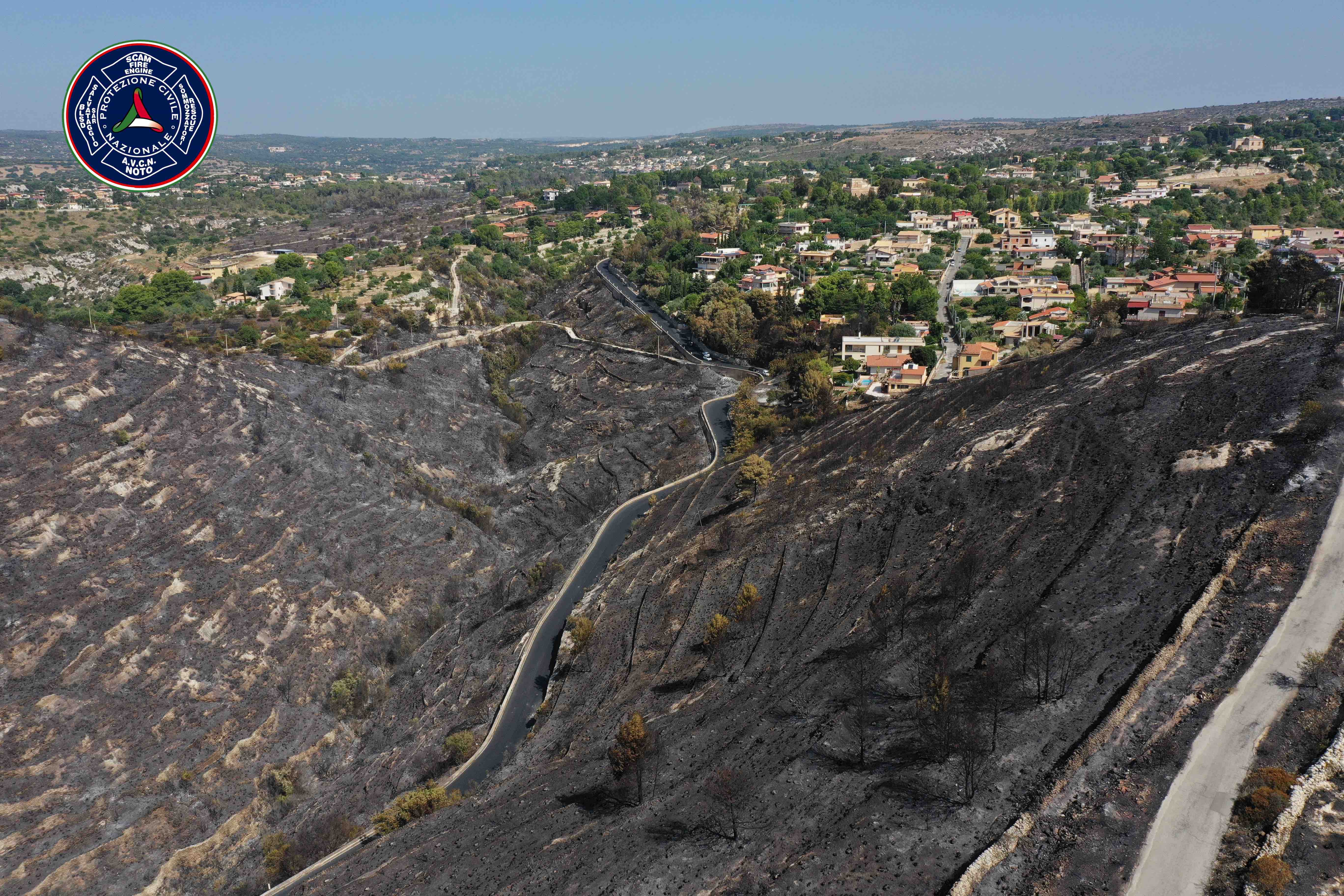 Ciò che resta dopo il pauroso incendio di Noto visto dal drone