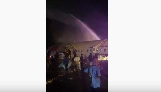 India, aereo esce fuori pista e si spezza in due. Ci sono morti e feriti. VIDEO