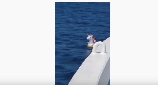 Grecia, bimba trascinata al largo in mare con l’unicorno gonfiabile dalle correnti: la recupera un  traghetto. VIDEO