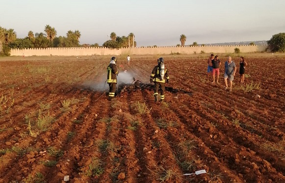 Ultraleggero precipita a Marina di Modica in fase di decollo. Pilota morto carbonizzato. FOTO