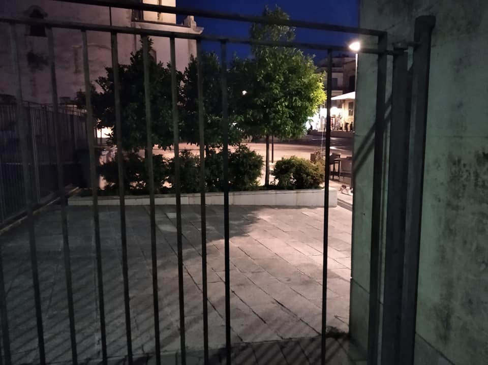 Vandali danneggiano il cancello secondario dei giardini di Ibla