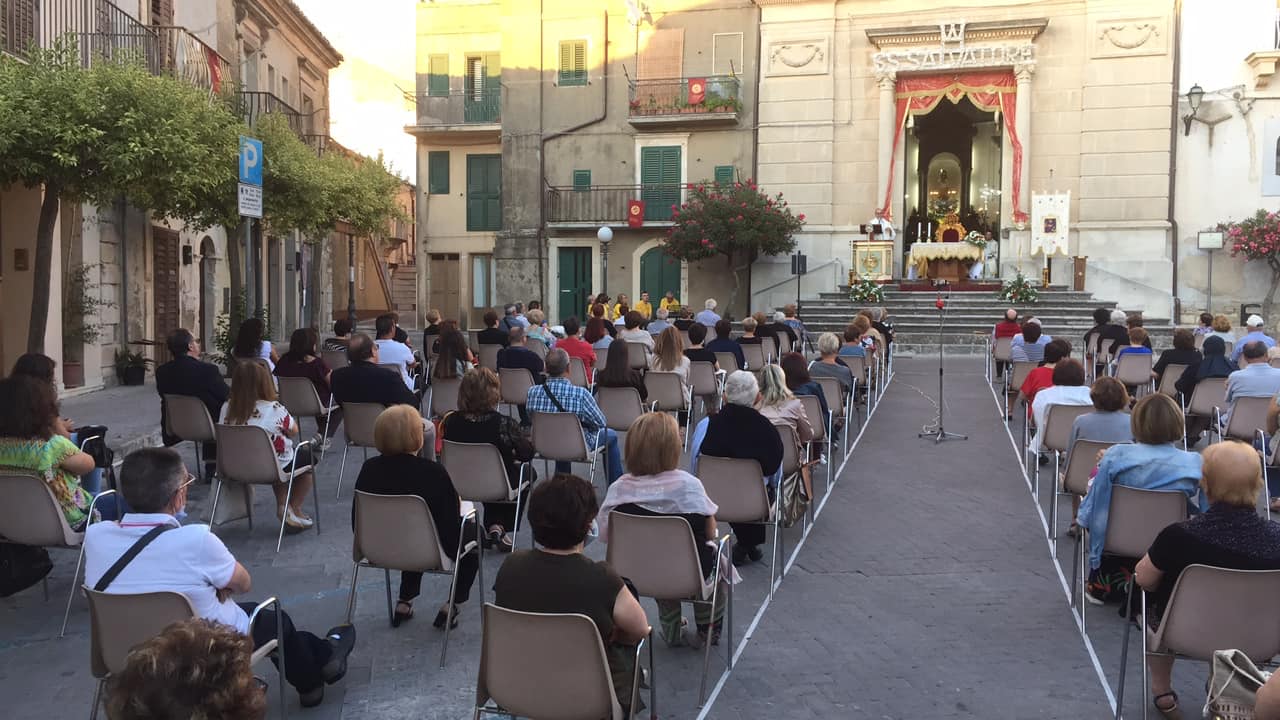 Santissimo Salvatore a Chiaramonte, la messa sul sagrato della chiesa