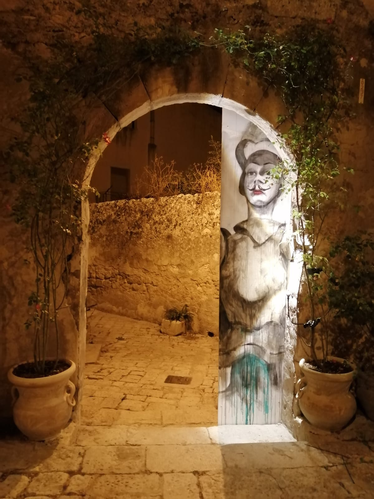 Made in Sicily,  nelle viuzze enelle piazze di Ragusa Ibla sei installazioni artistiche del set designerFrancesco Palazzolo