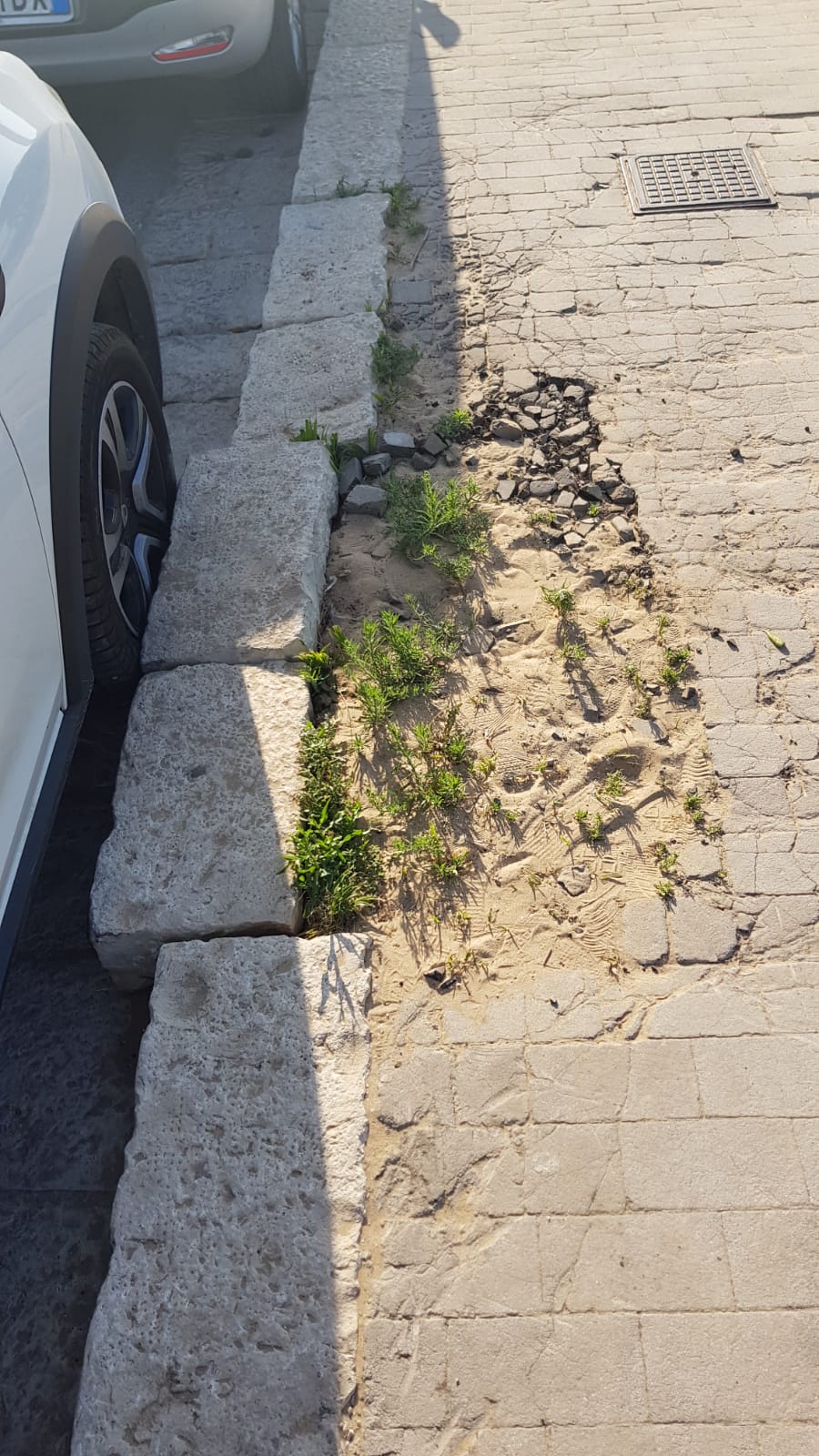 Tombini e marcipiedi in abbandono. La denuncia del consigliere Alessandro Antoci M5S