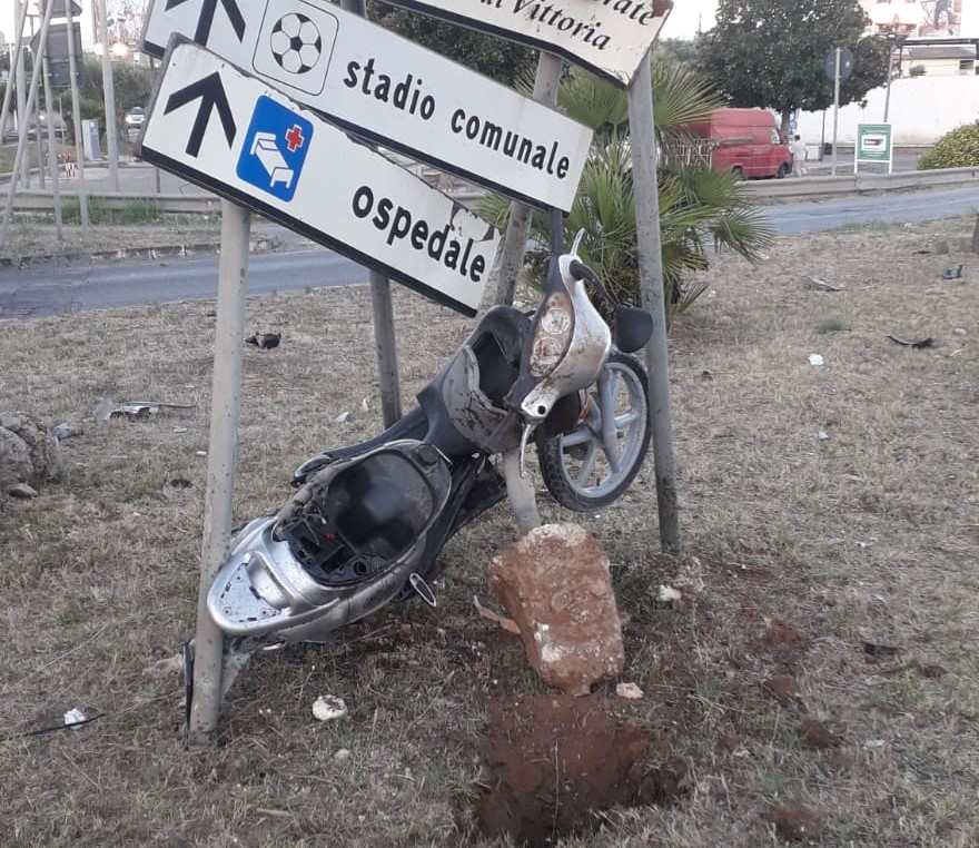 Incidente all’alba a Fontana della pace a Vittoria, ferito un uomo a bordo di uno scooter