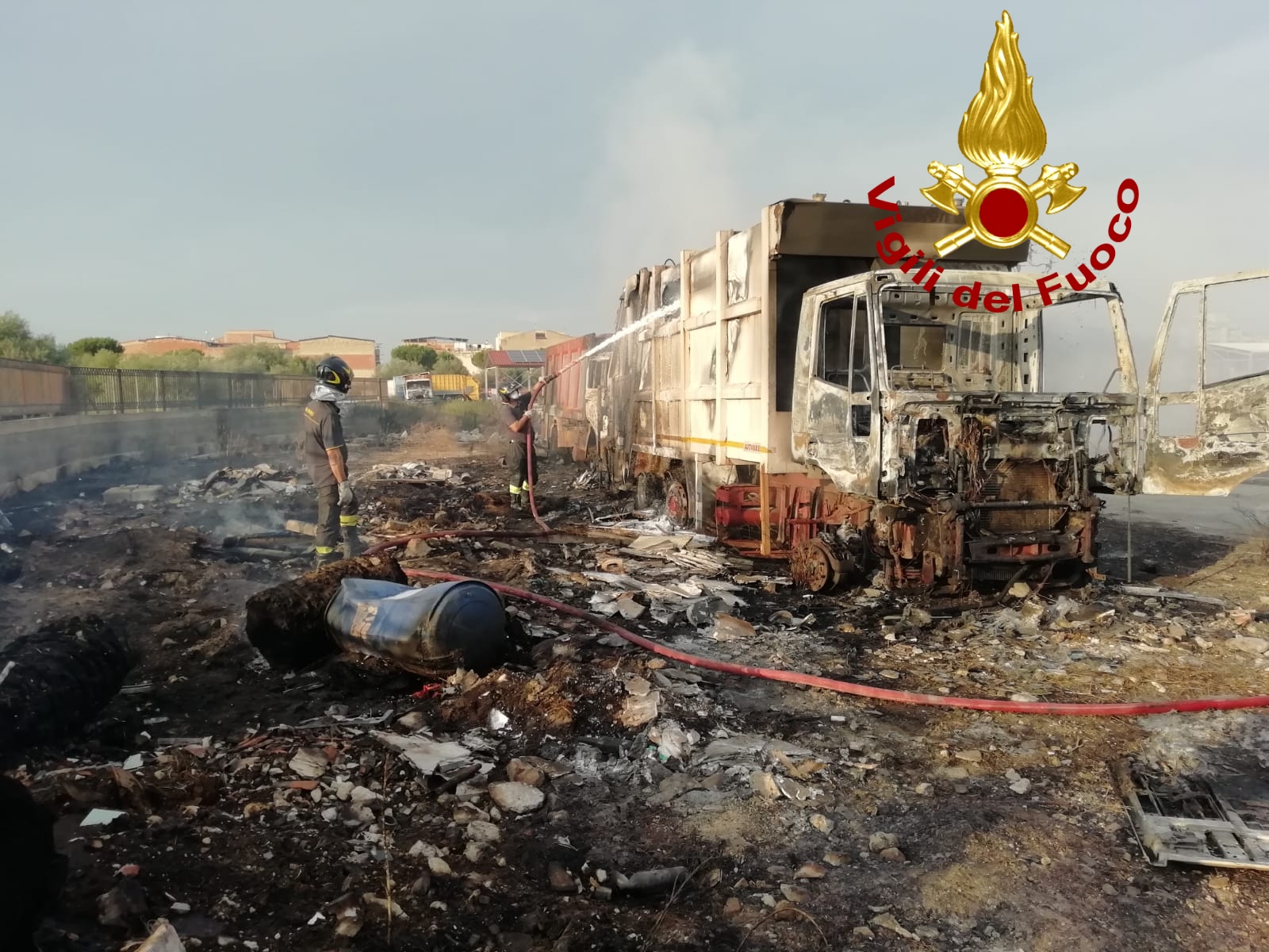 A Vittoria due autocompattatori spazzatura a fuoco. Un messaggio?