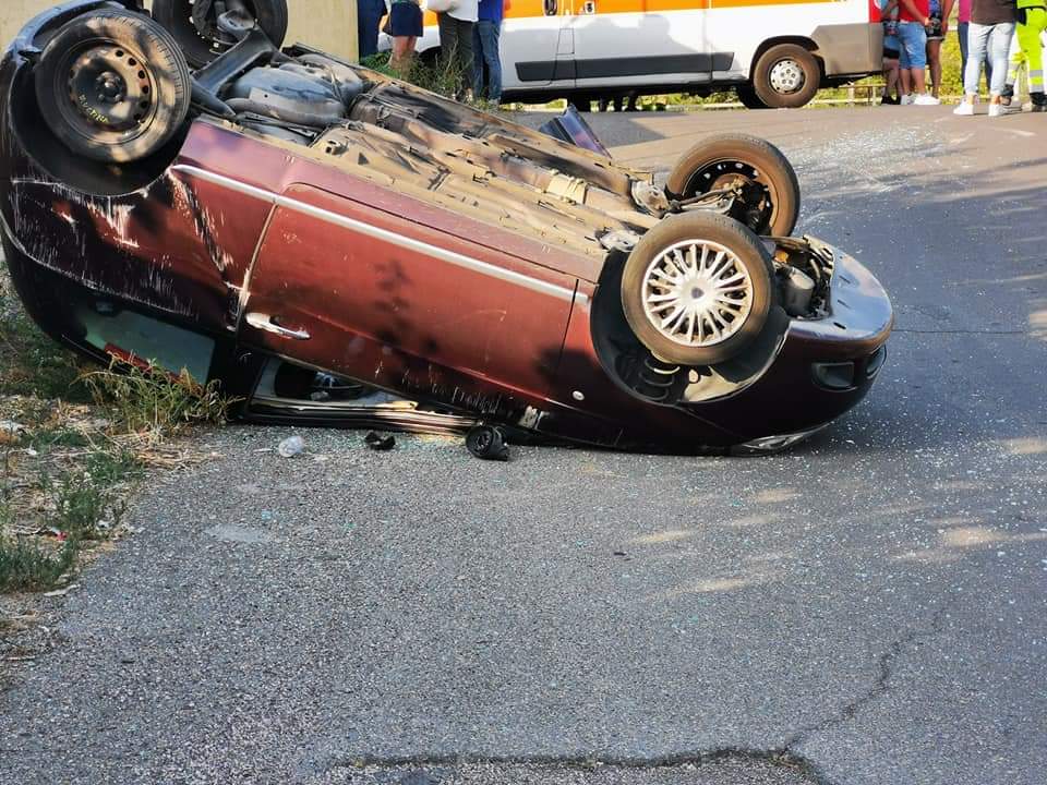 Incidente stradale a Biancavilla. Auto si cappotta con 5 giovani a bordo
